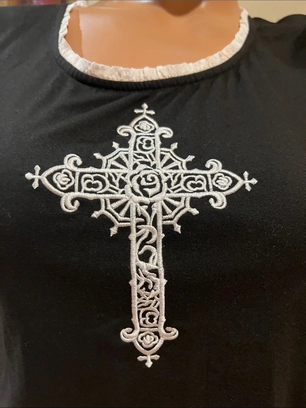 ROMWE Black Crop Top with White Cross Appliqué - Picture 4 of 6